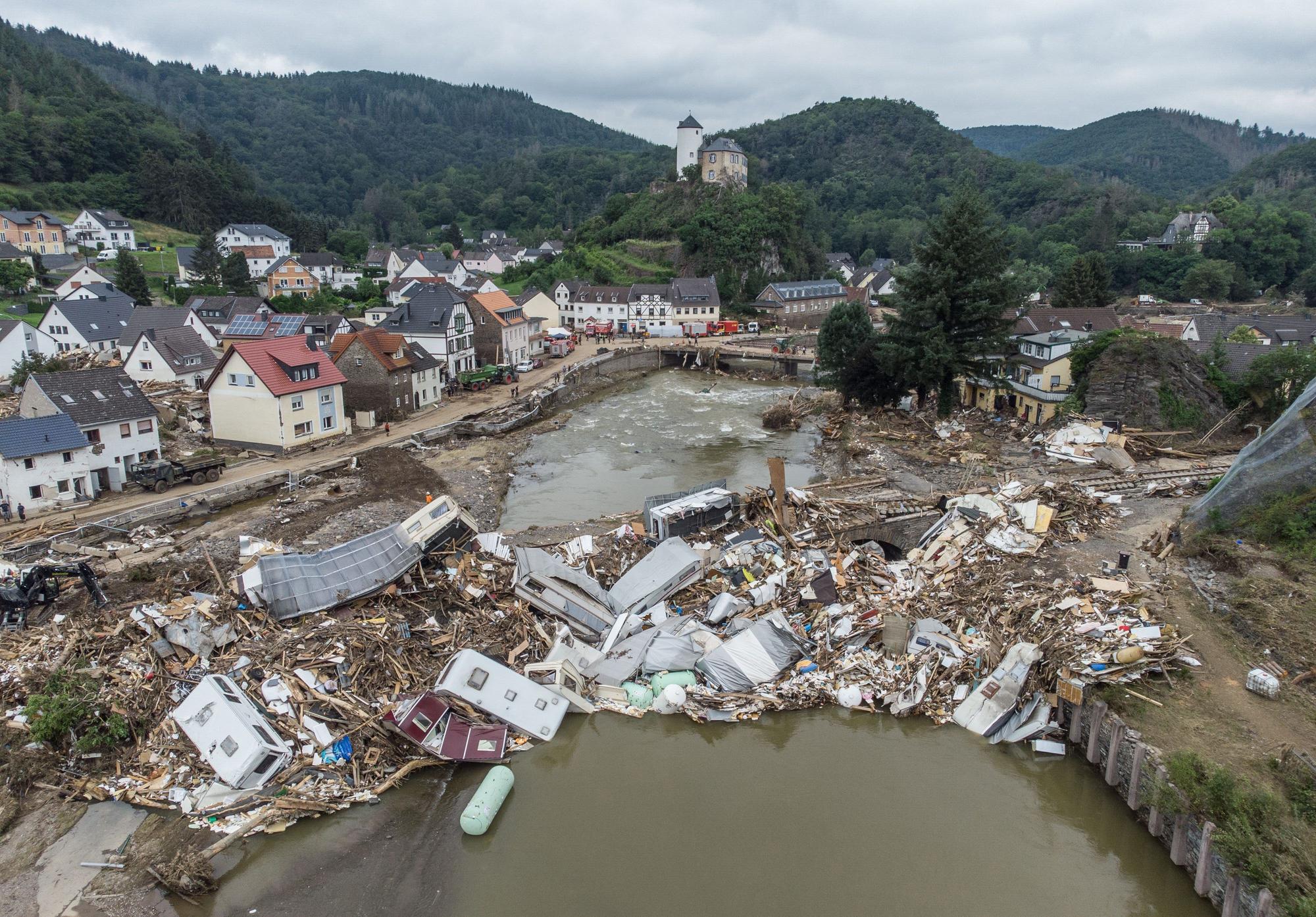 Meterhoch türmen sich wenige Tage nach der Flutkatastrophe Wohnwagen, Gastanks, Bäume und Schrott an einer Brücke im Ahrtal.