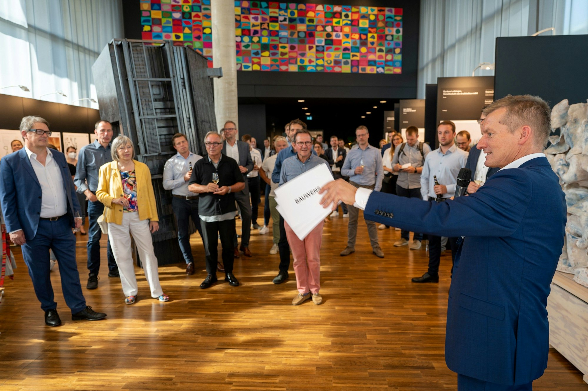 Stefan Höher spricht zu Architekten, Mitarbeitern von Bauwens und Pressevertretern.