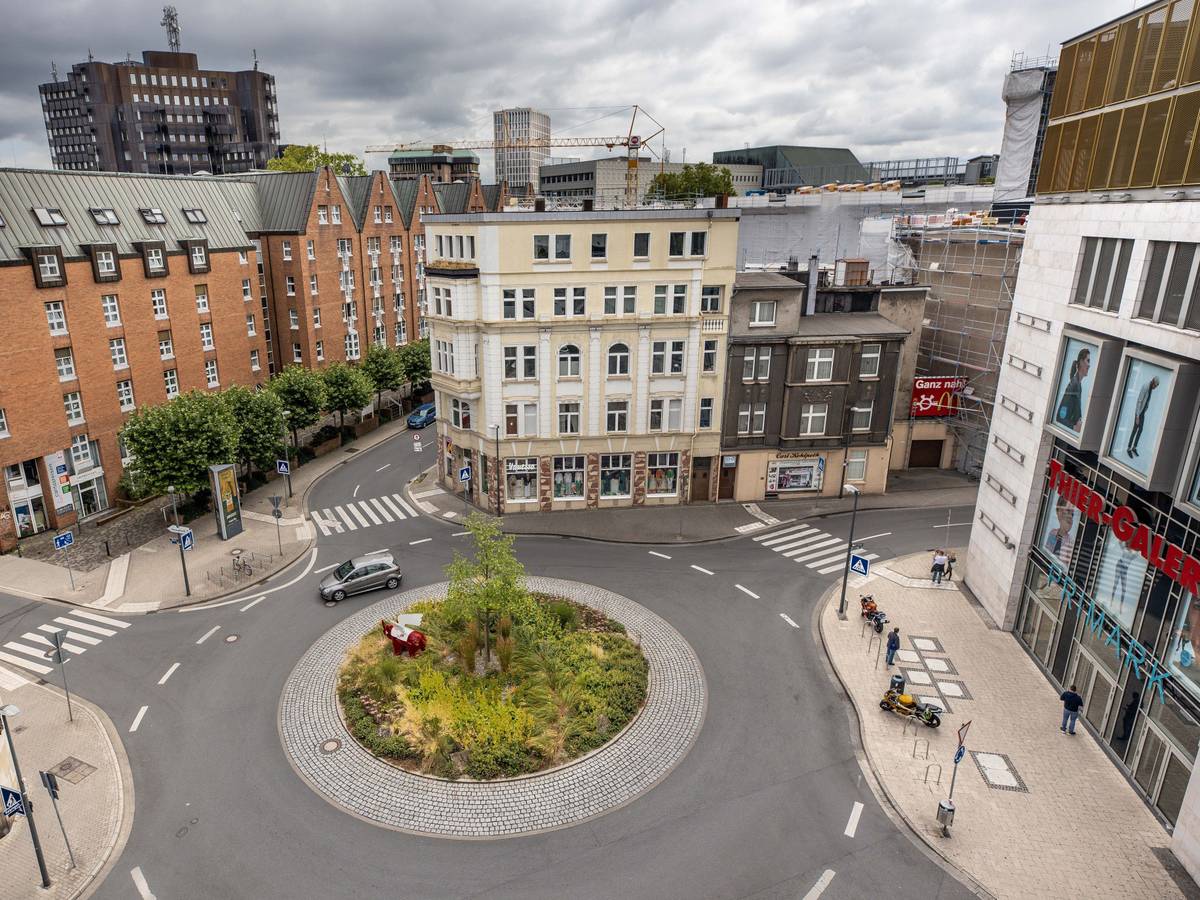 Eine kleine Verkehrsinsel in der Innenstadt von Dortmund. Es ist bei Google als Park ausgewiesen.