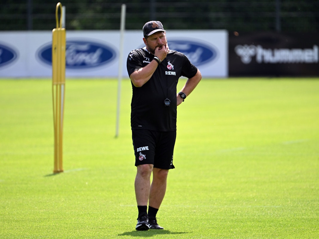 Trainer Steffen Baumgart in Aktion während des Trainings.
