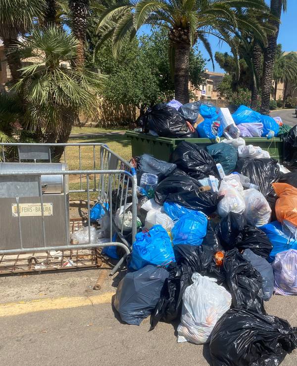 Sich stapelnde Müllsäcke vor einer überfüllten Mülltonne in Port d'Alcúdia auf Mallorca am 14. Juli 2022.
