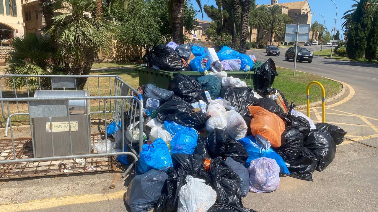 Sich stapelnde Müllsäcke vor einer überfüllten Mülltonne in Port d'Alcúdia auf Mallorca am 14. Juli 2022.