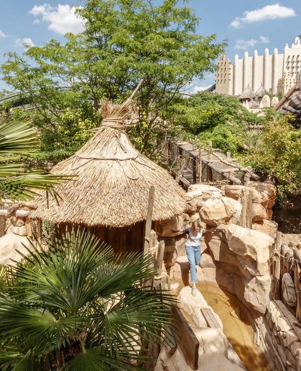Die neue Attraktion Adventure Trail im Phantasialand in Brühl. Daneben fährt die Achterbahn Black Mamba.