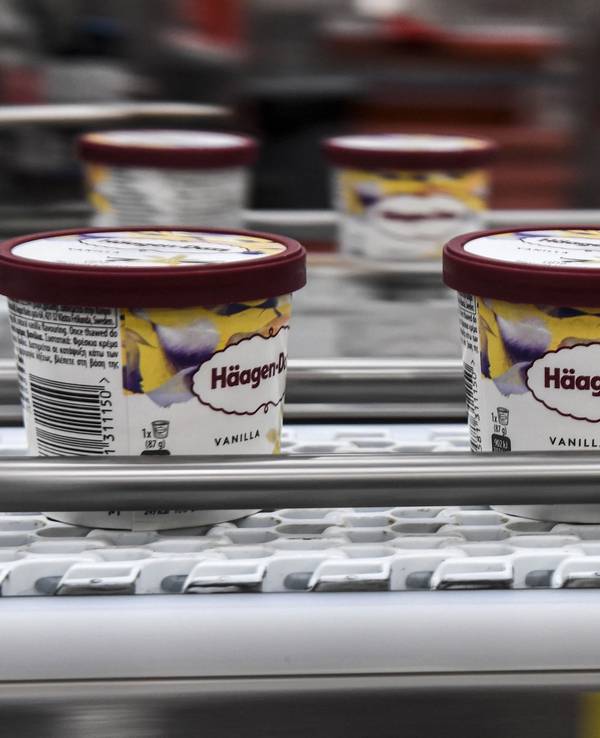 Drei Packungen von Häagen-Dazs laufen über ein Fließband in einer Produktionsstätte in Nordfrankreich.