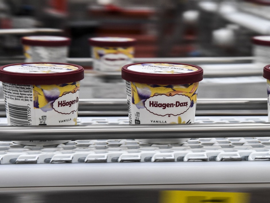 Drei Packungen von Häagen-Dazs laufen über ein Fließband in einer Produktionsstätte in Nordfrankreich.