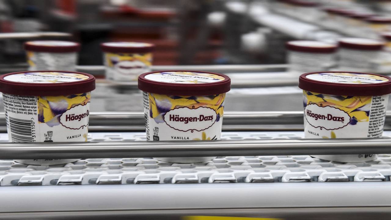 Drei Packungen von Häagen-Dazs laufen über ein Fließband in einer Produktionsstätte in Nordfrankreich.