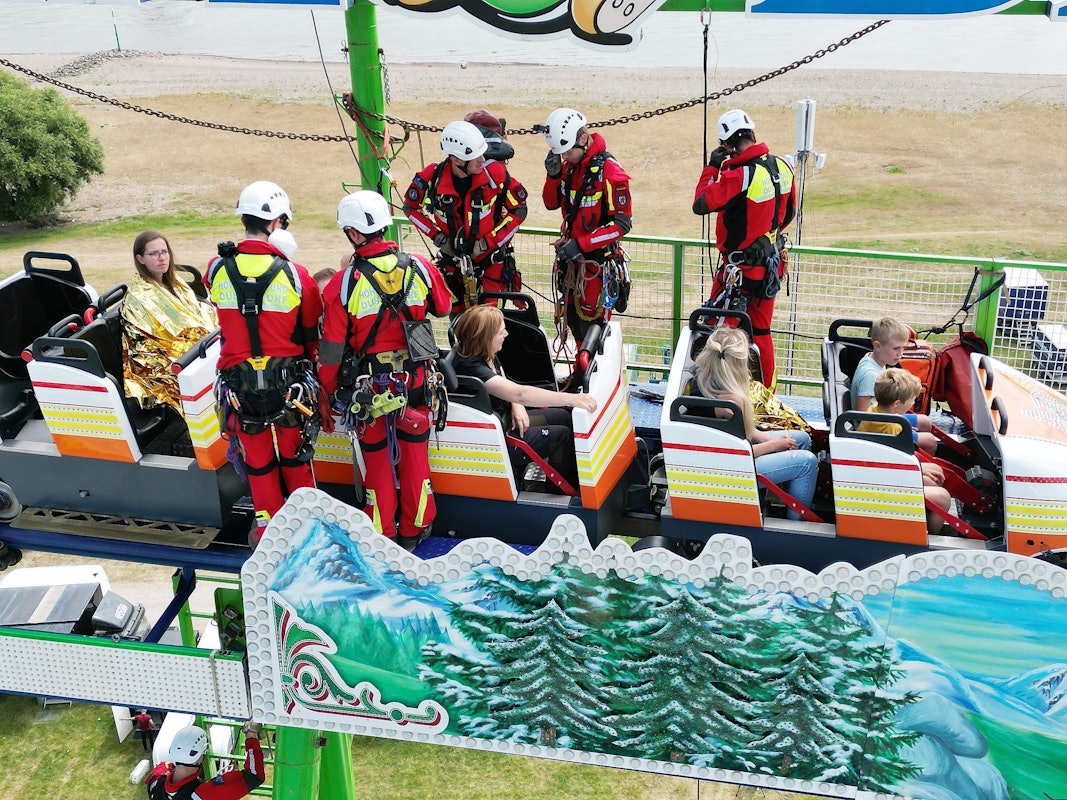 Die Feuerwehr übt eine Höhenrettung aus einer Achterbahn.