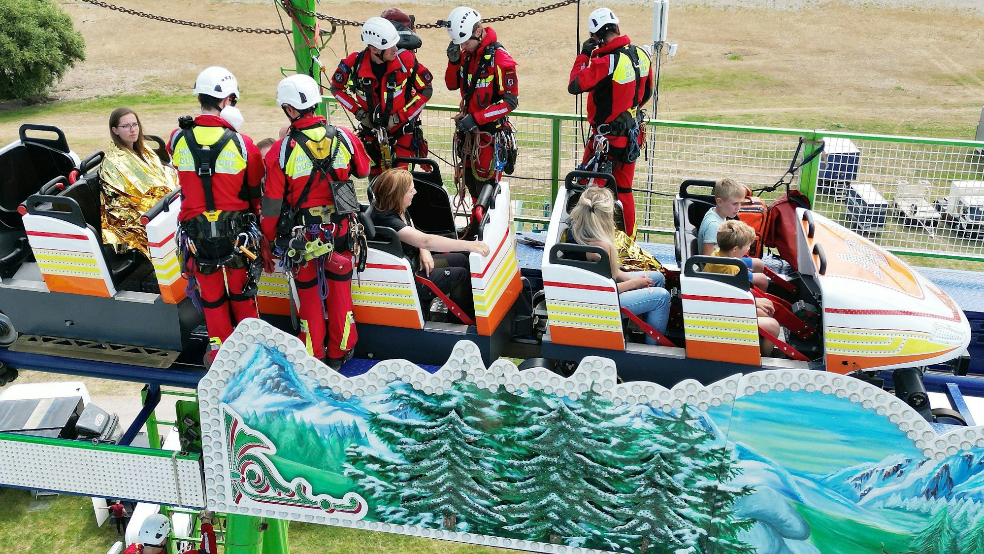 Die Feuerwehr übt eine Höhenrettung aus einer Achterbahn.