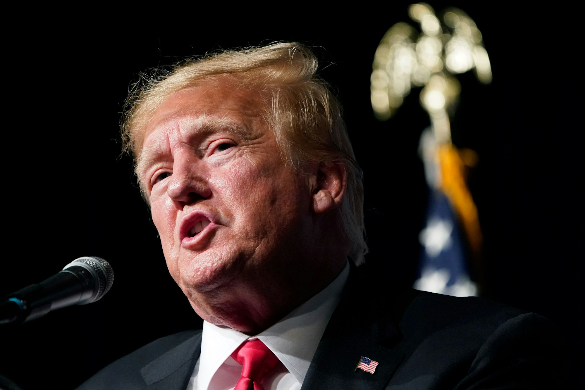 Der ehemalige US-Präsident Donald Trump spricht während einer Veranstaltung.
