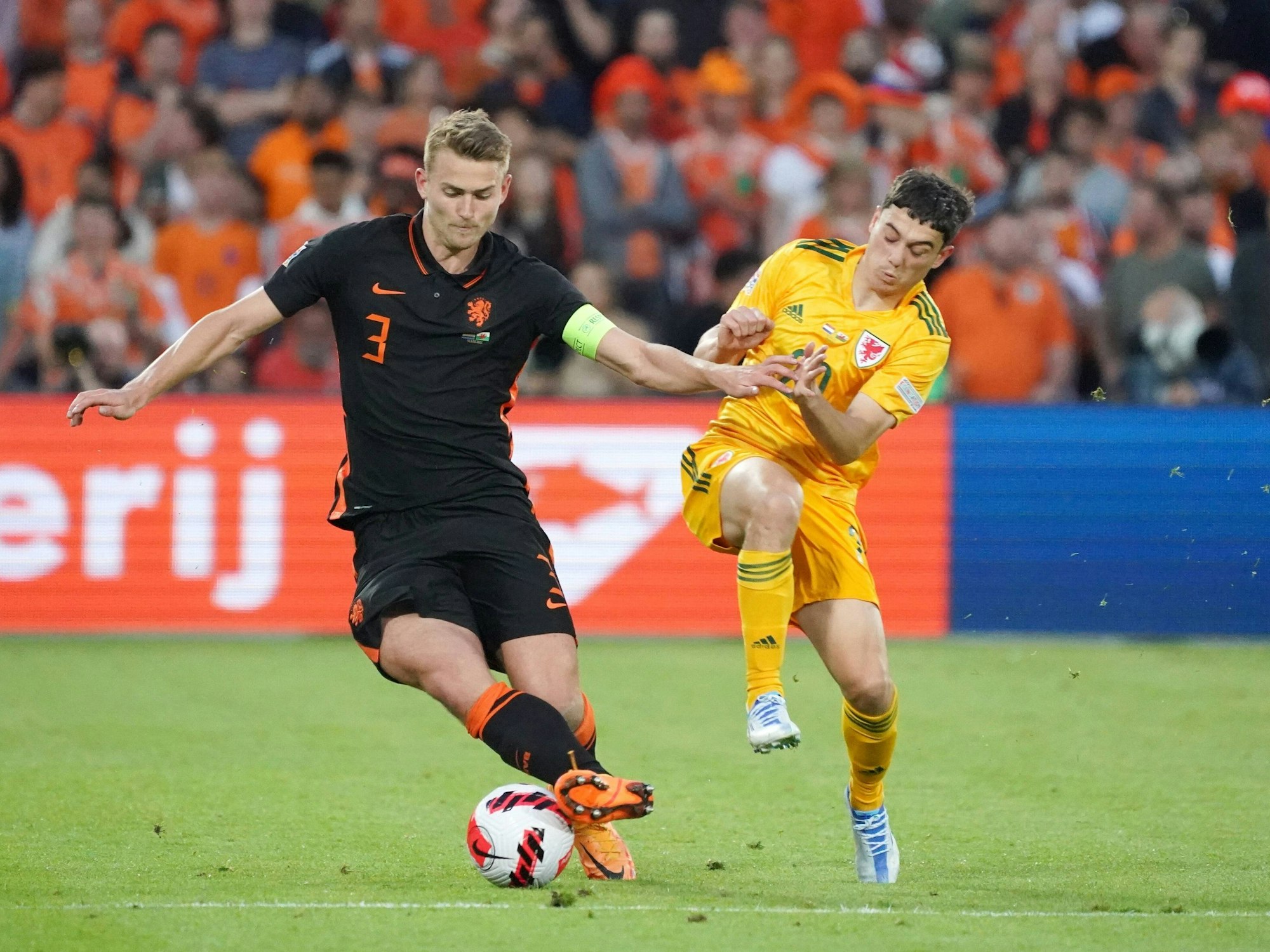 Matthijs de Ligt führt den Ball und schirmt seinen Gegenspieler ab.