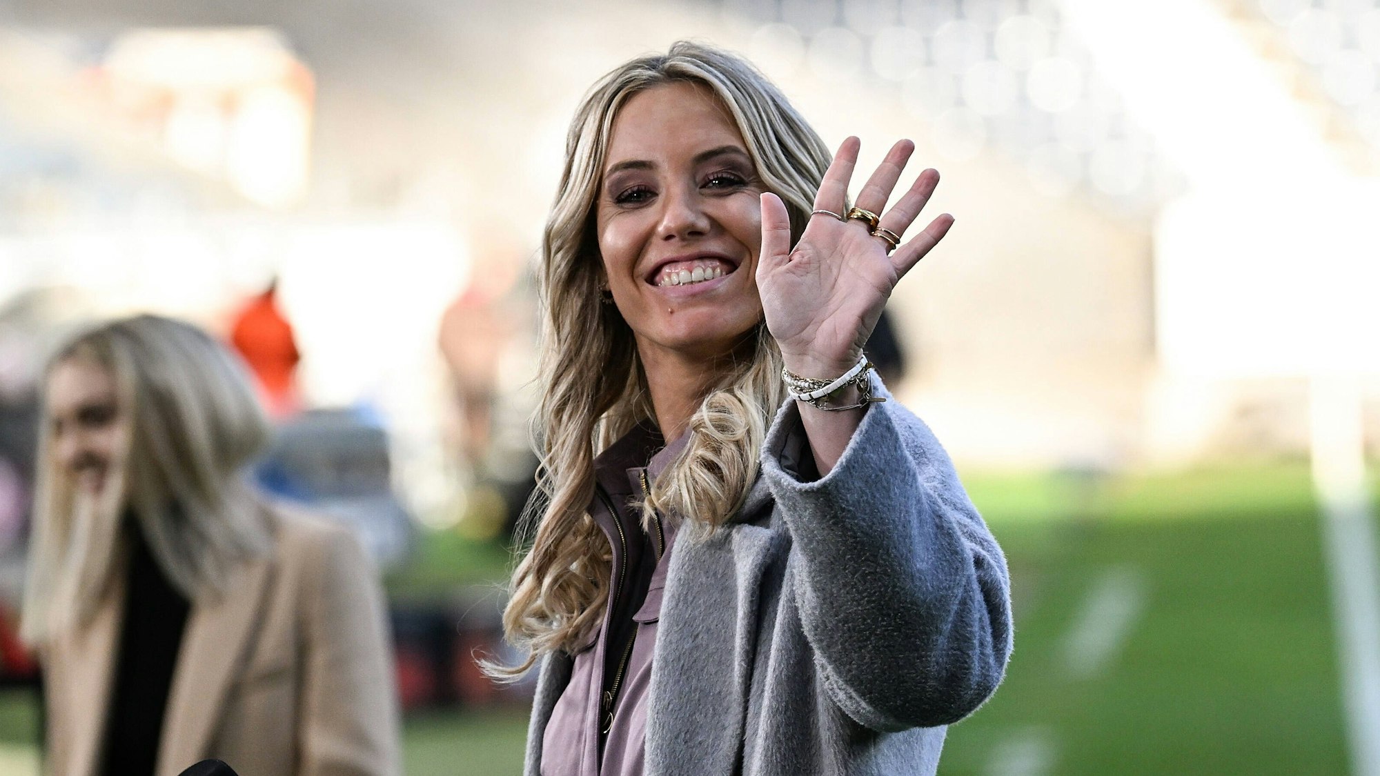 Laura Papendick winkt beim Europa-League-Spiel in Frankfurt in die Kamera