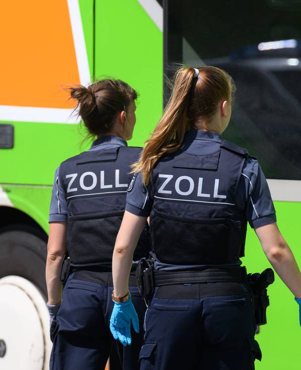 Zöllnerinnen bei einer Grenzkontrolle