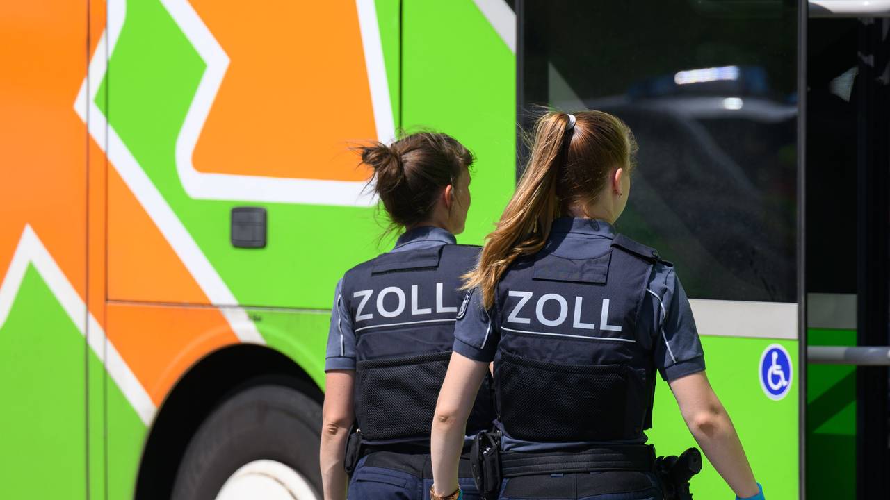Zöllnerinnen bei einer Grenzkontrolle