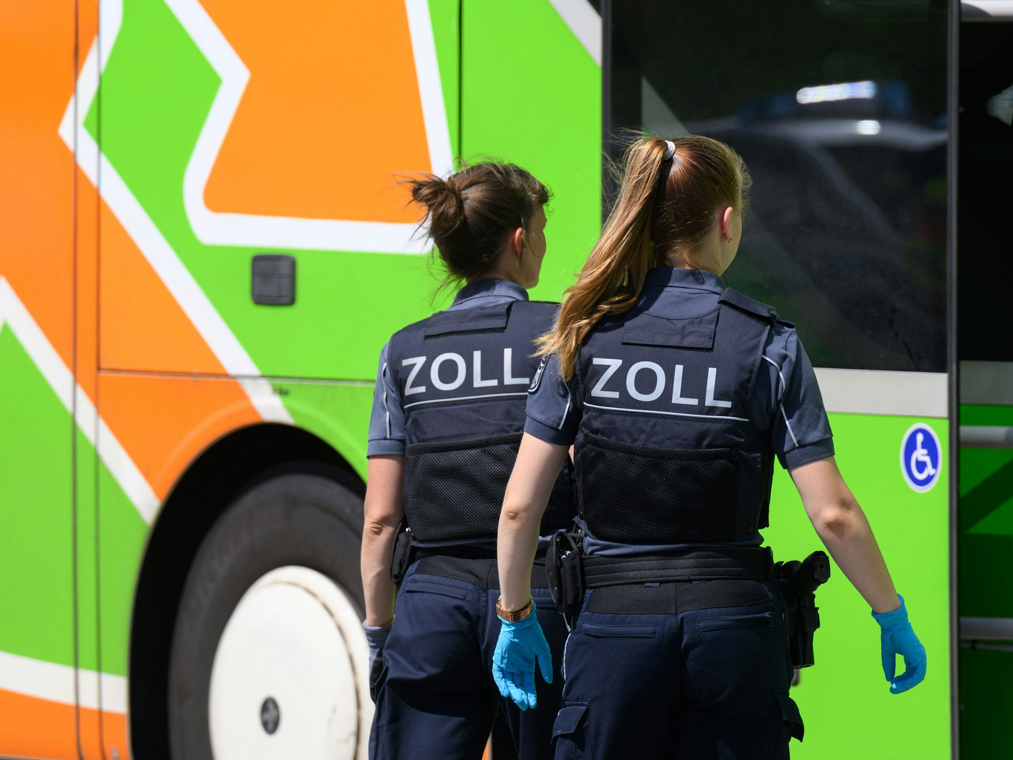 Zöllnerinnen bei einer Grenzkontrolle