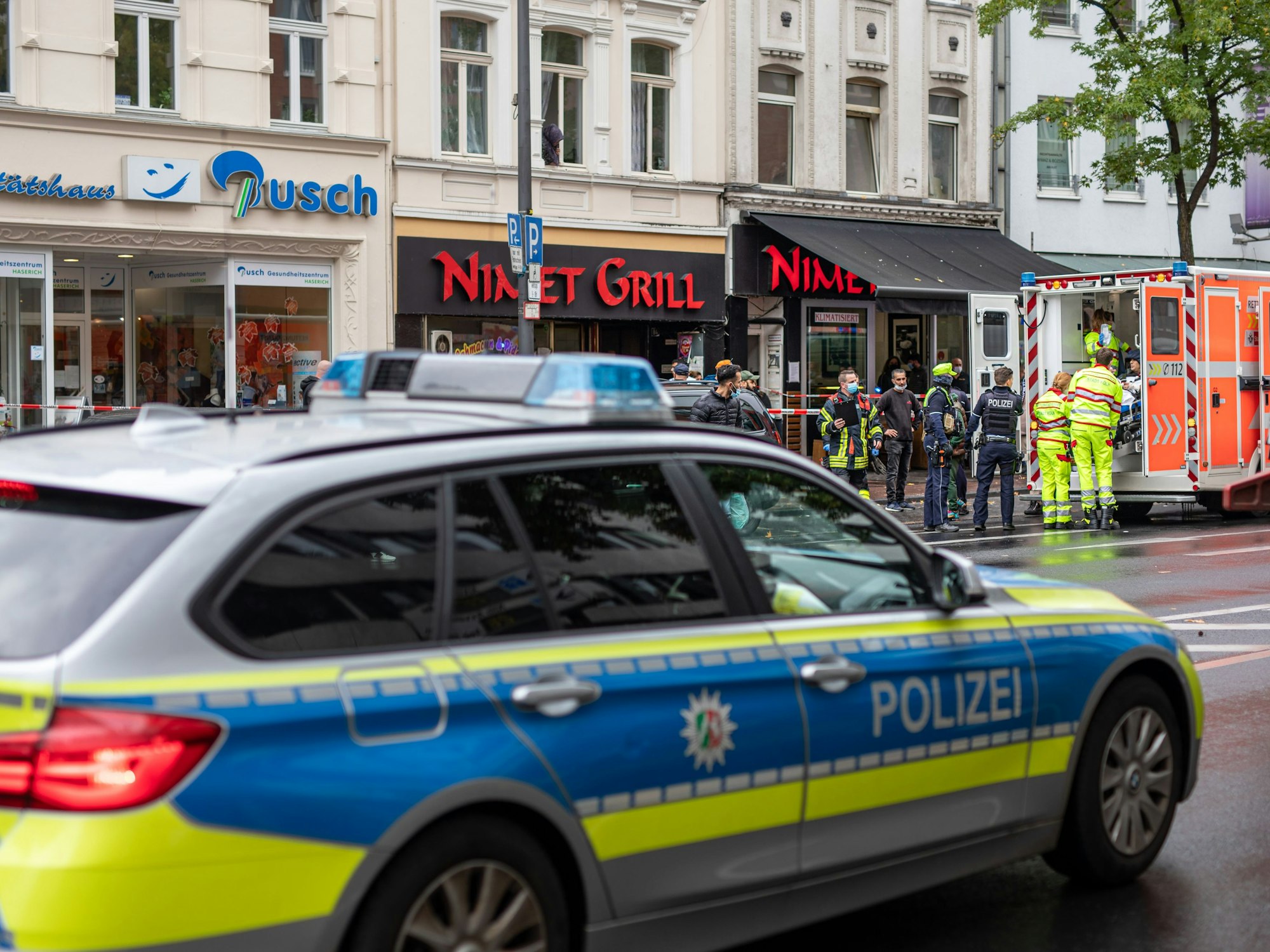 Einsatzkräfte stehen bei einem Polizeieinsatz vor einem Fast-Food -Laden.