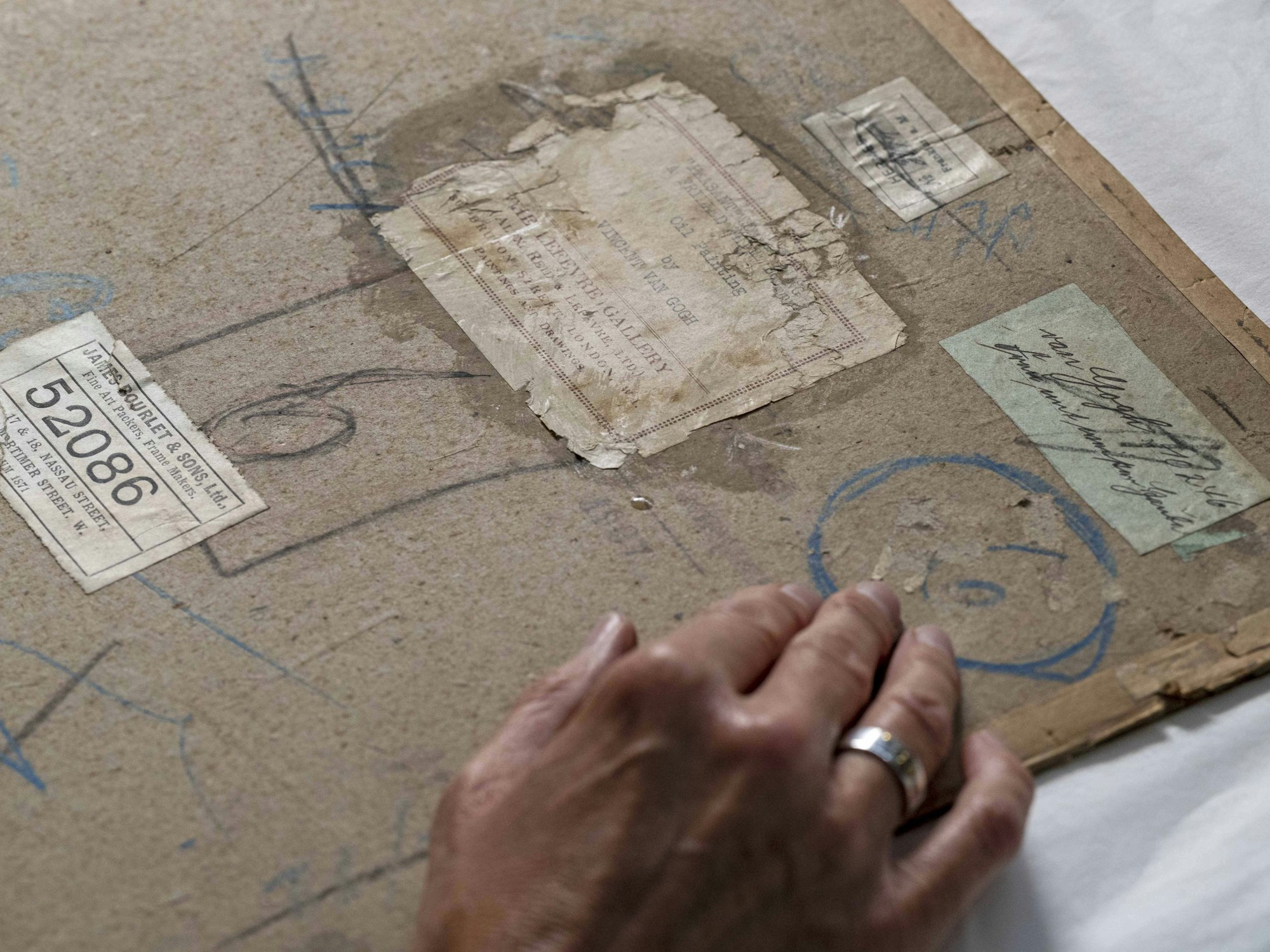 Die Rückseite des Gemäldes „Kopf einer Bäuerin“ (1885) von Vincent van Gogh ist mit Pappe und Leim beklebt, doch darunter kam ein spektakulärer Fund zum Vorschein.