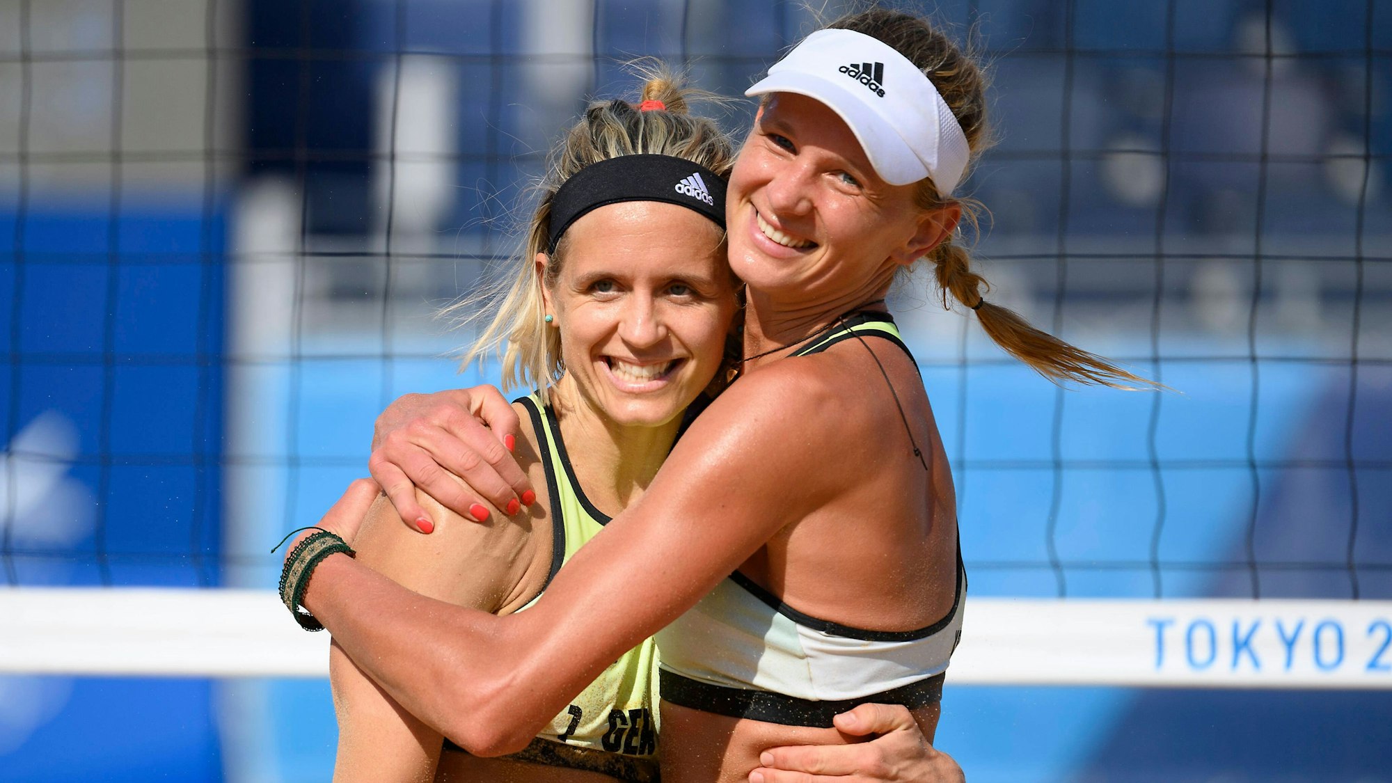Laura Ludwig und Margareta Kozuch umarmen sich auf dem Platz.
