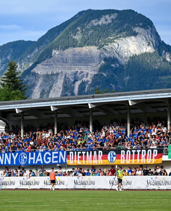 Die mitgereisten Fans beim Testspiel in Wögl.