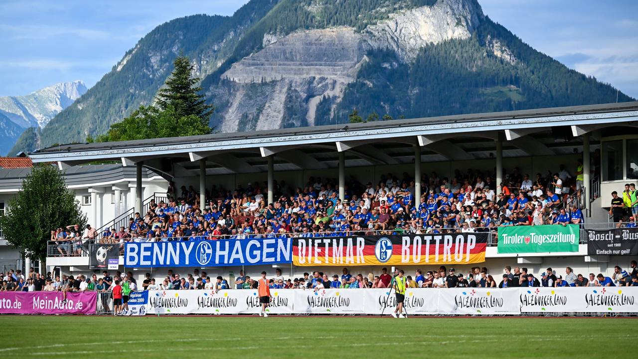 Die mitgereisten Fans beim Testspiel in Wögl.