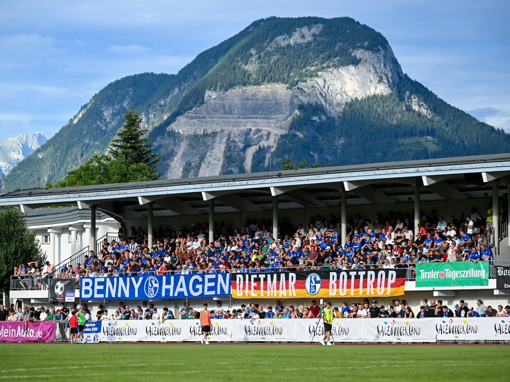 Die mitgereisten Fans beim Testspiel in Wögl.