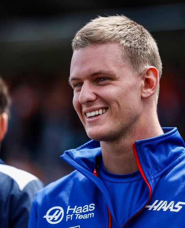 Mick Schumacher hat gute Laune.