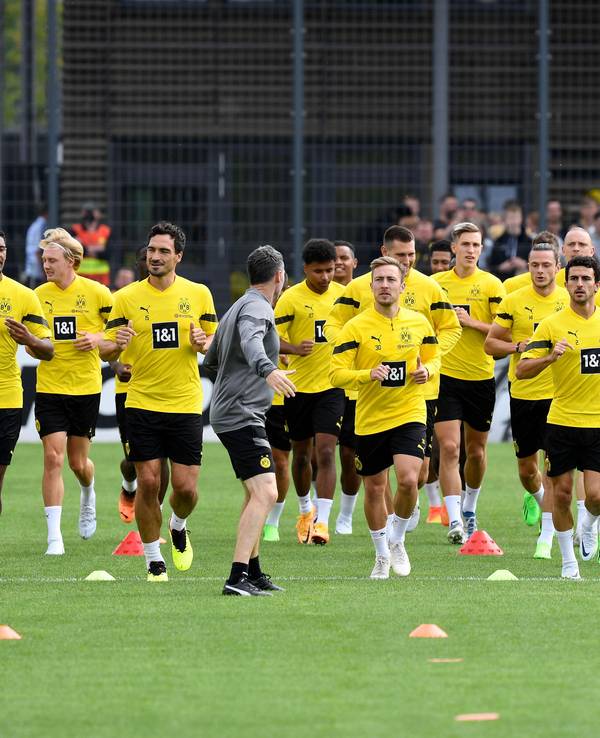 Die Spieler des BVB laufen sich warm.