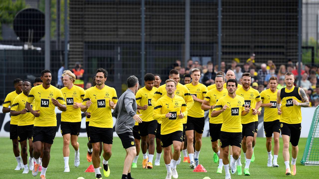 Die Spieler des BVB laufen sich warm.