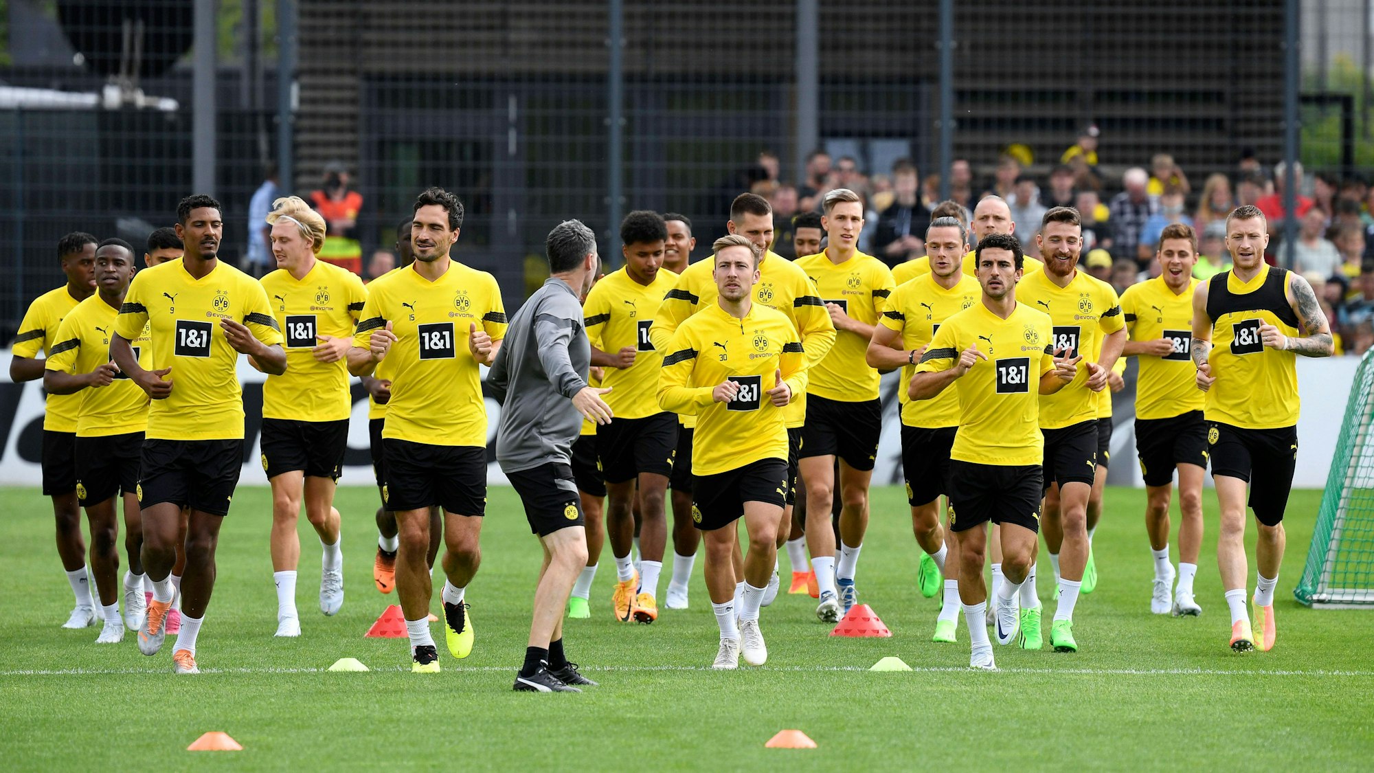 Die Spieler des BVB laufen sich warm.