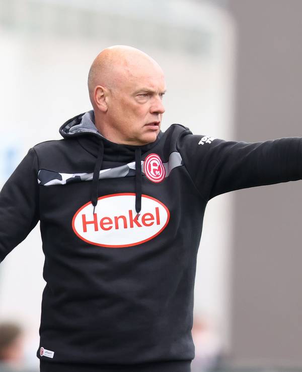 Uwe Rösler gibt Anweisungen bei einem Spiel von Fortuna Düsseldorf