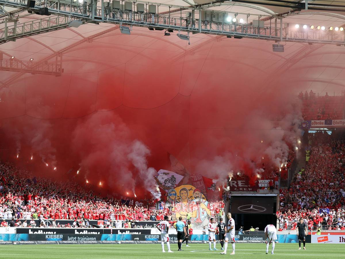 Fans des 1. FC Köln zünden in Stuttgart Pyrotechnik.