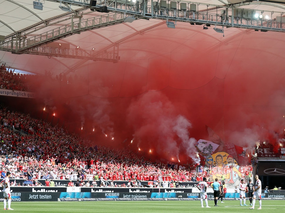 Fans des 1. FC Köln zünden in Stuttgart Pyrotechnik.