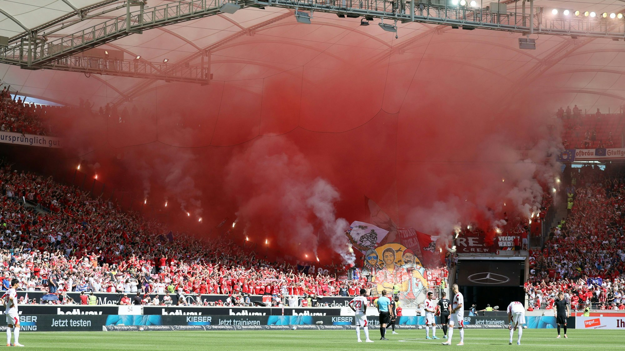 Fans des 1. FC Köln zünden in Stuttgart Pyrotechnik.