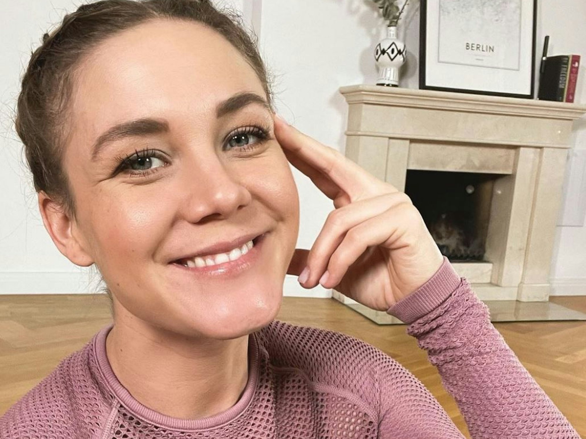 Alina Merkau lacht in die Kamera.