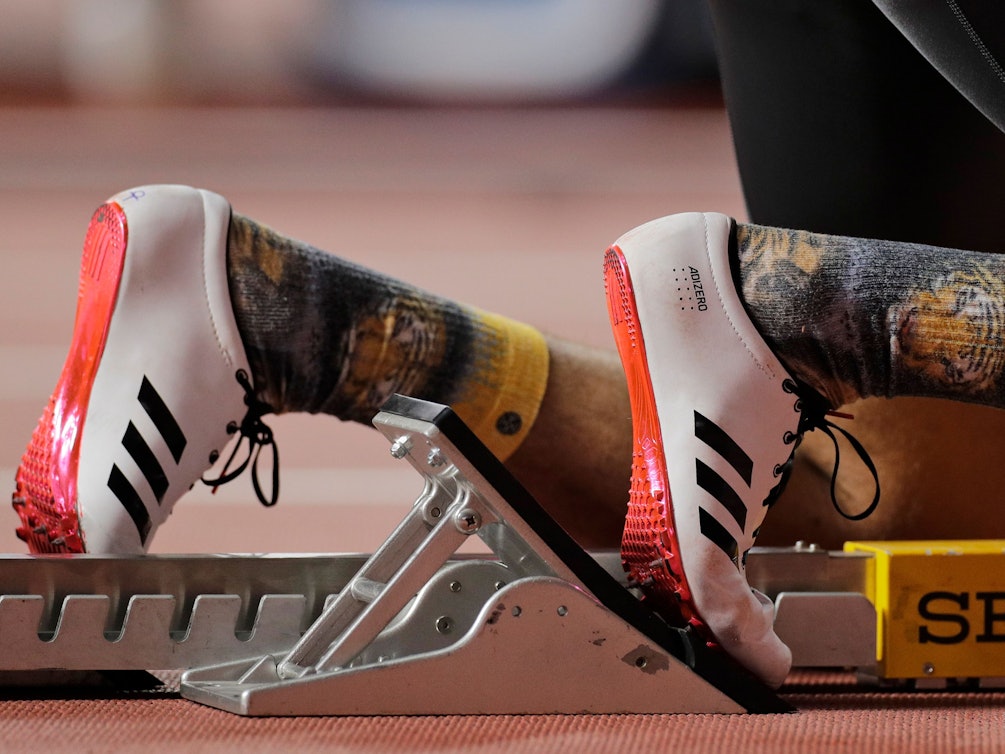 Das Symbolfoto zeigt einen Sprinter, der sich auf den Start vorbereitet.