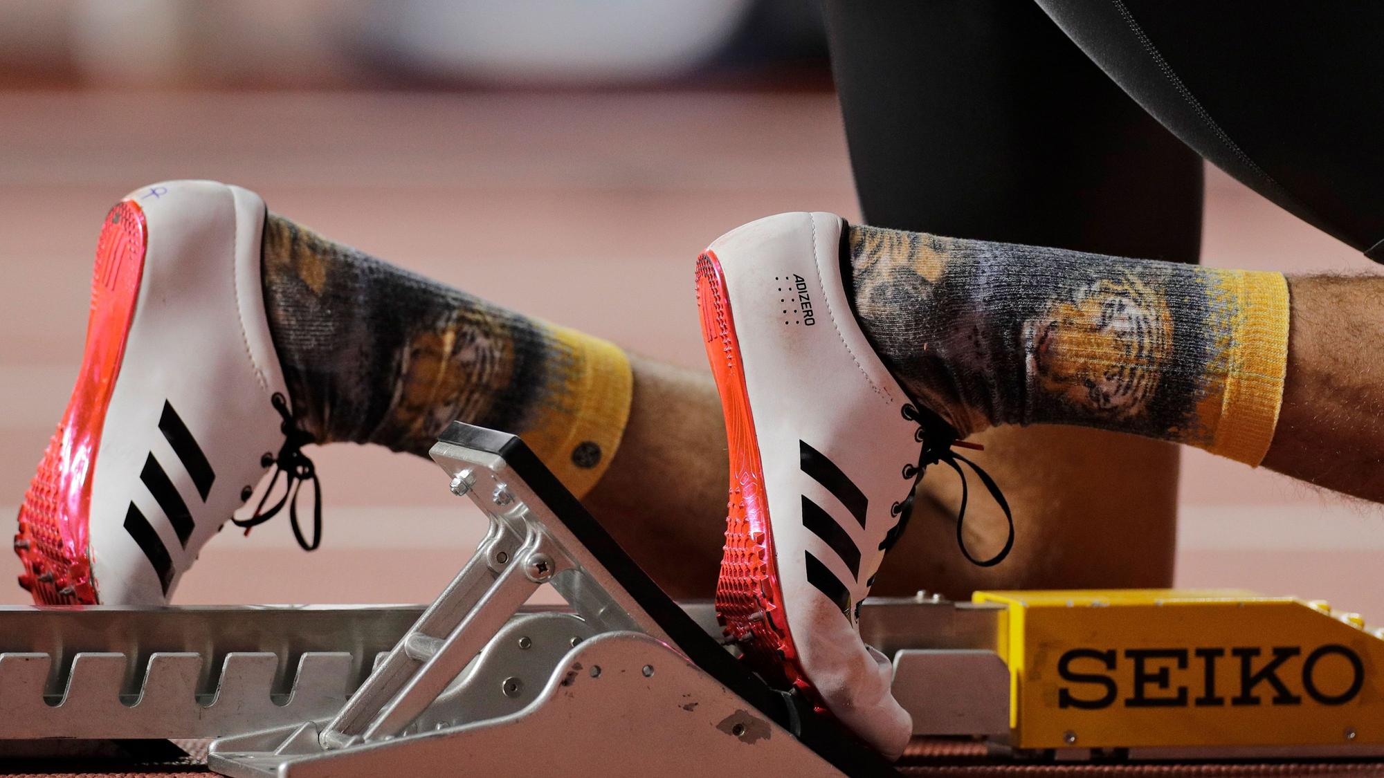 Das Symbolfoto zeigt einen Sprinter, der sich auf den Start vorbereitet.