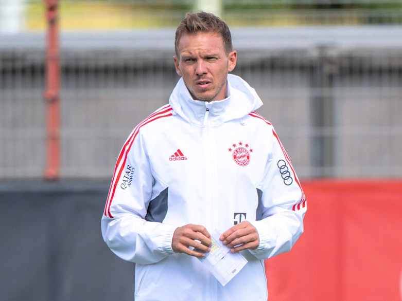 Julian Nagelsmann hält im Training des FC Bayern München einen Zettel in der Hand
