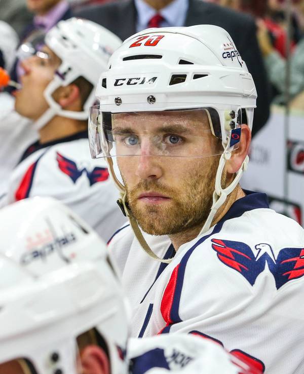 Ryan Stanton sitzt auf der Bank.
