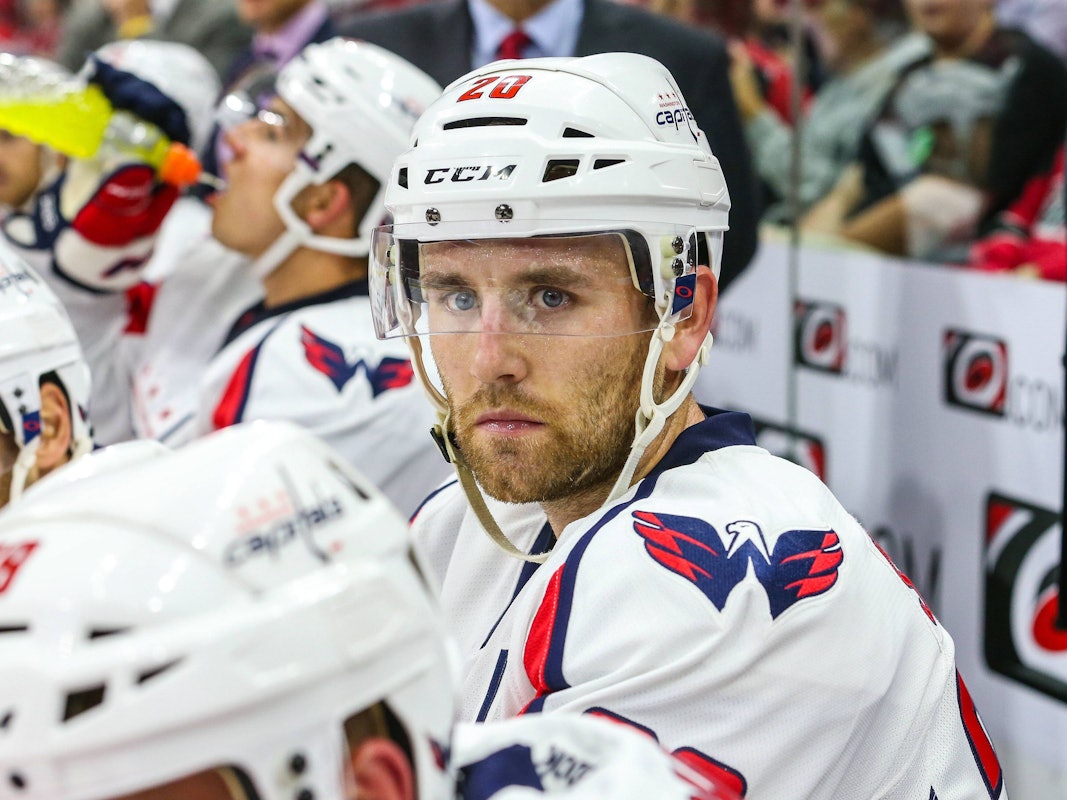 Ryan Stanton sitzt auf der Bank.