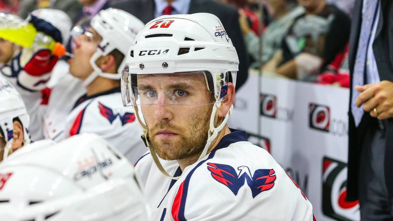 Ryan Stanton sitzt auf der Bank.