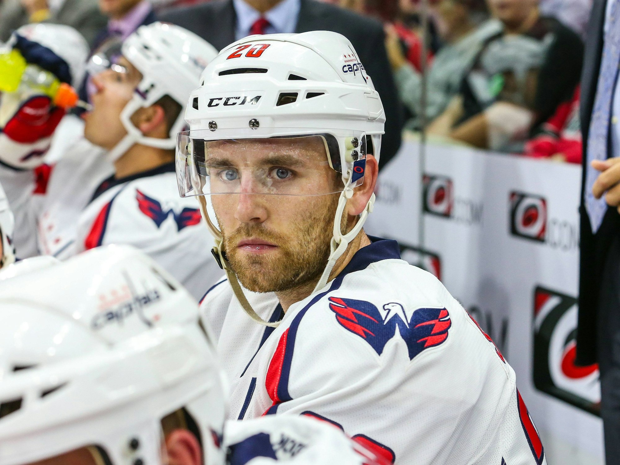 Ryan Stanton sitzt auf der Bank.