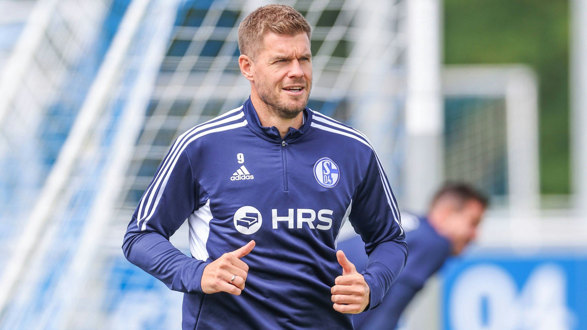 Simon Terodde läuft sich warm.