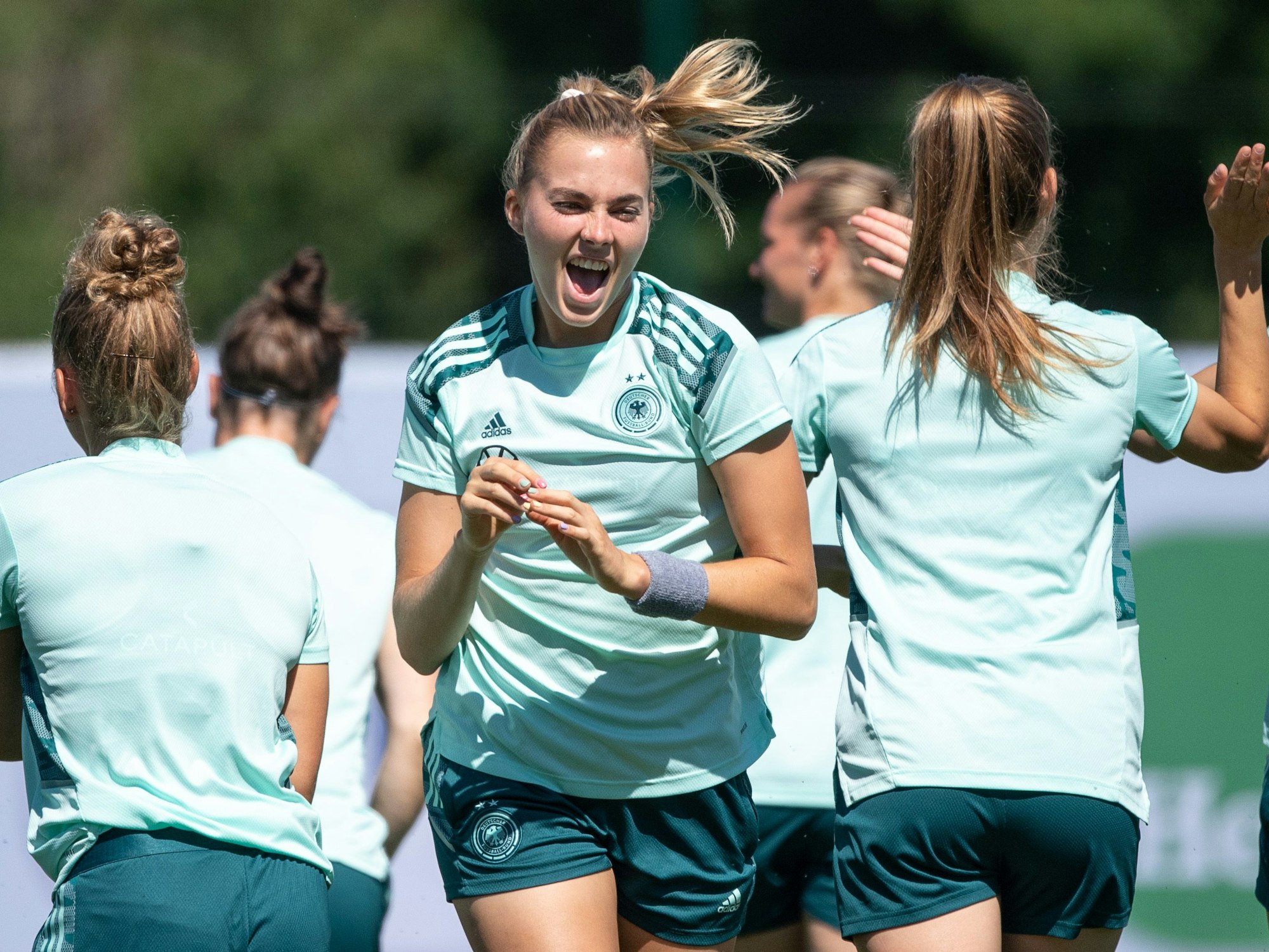 Laura Freigang lacht zwischen ihren Mitspielerinnen.