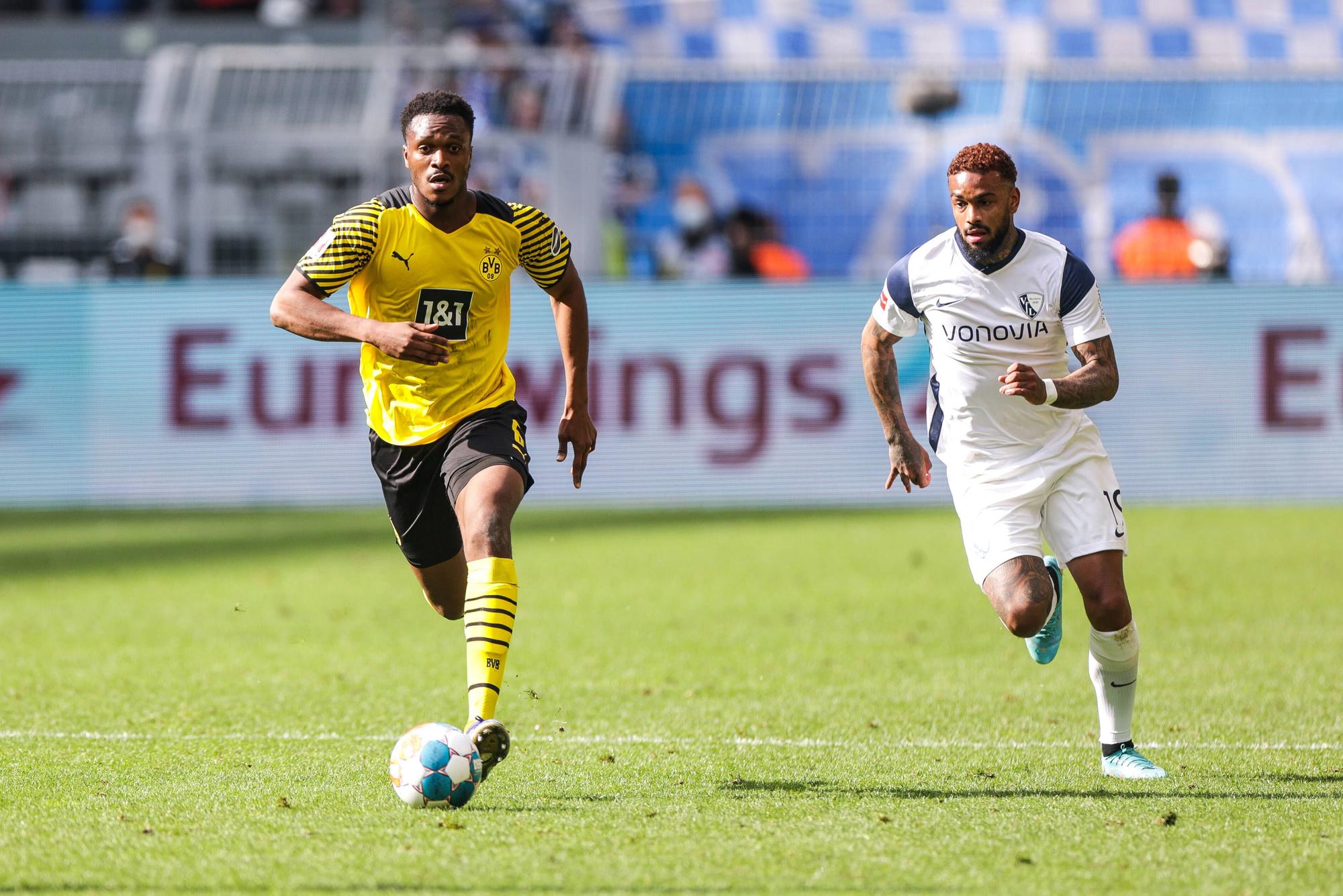 Dan-Axel Zagadou (links) dribbelt mit dem Ball vor Jürgen Locadia.