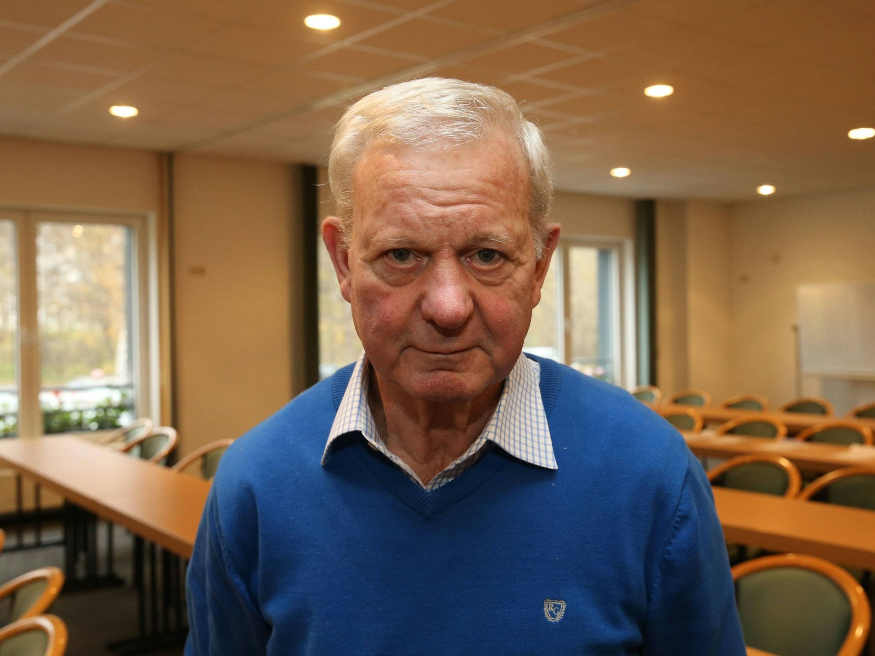 Jürgen Heinsch in einem Konferenzraum.