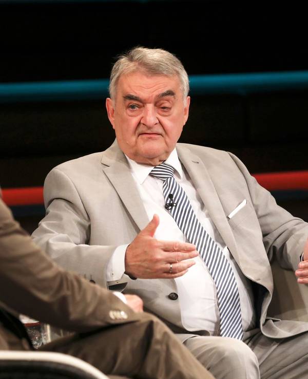 Bei „Markus Lanz“ (links) sprach NRW-Innenminister Herbert Reul (CDU) am Donnerstagabend (14. Juli 2022) ein Jahr nach der Flutkatastrophe über mögliche Fehler.