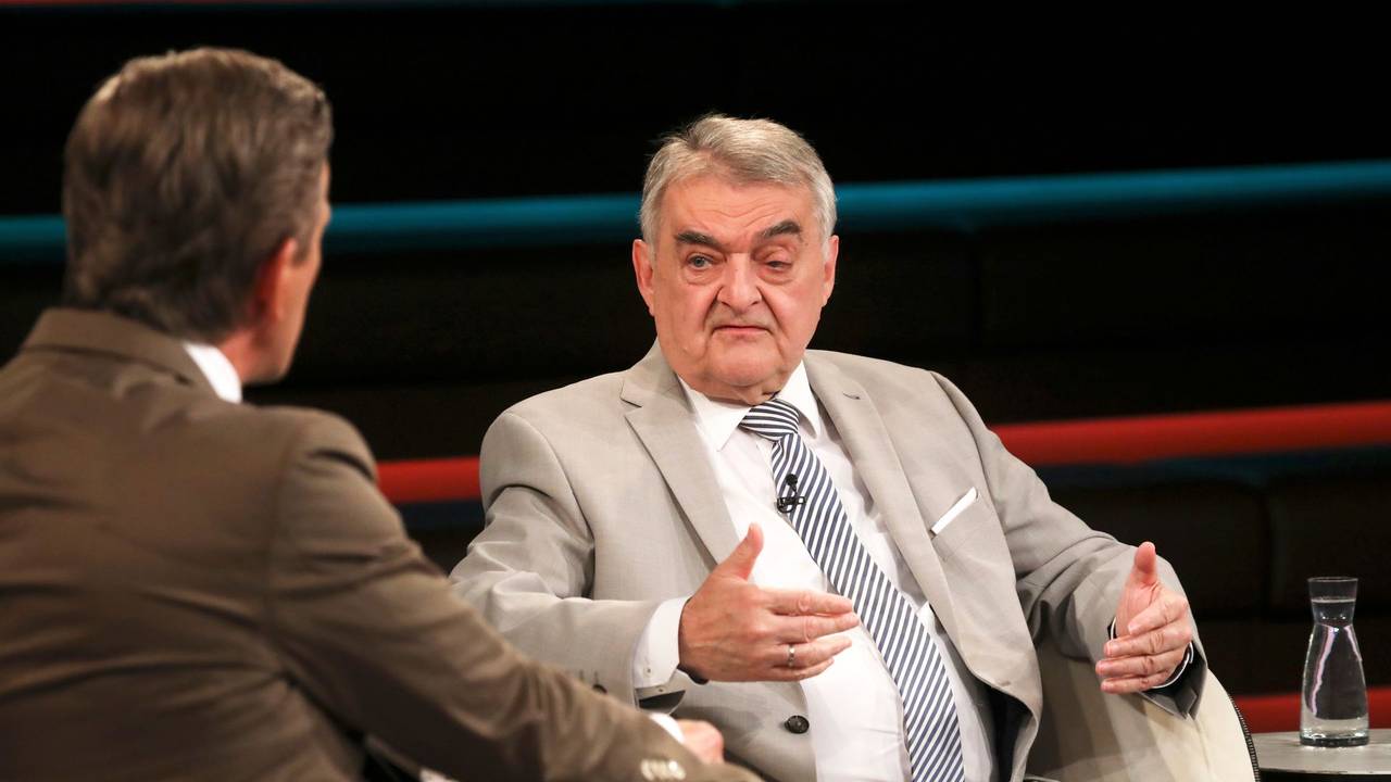 Bei „Markus Lanz“ (links) sprach NRW-Innenminister Herbert Reul (CDU) am Donnerstagabend (14. Juli 2022) ein Jahr nach der Flutkatastrophe über mögliche Fehler.