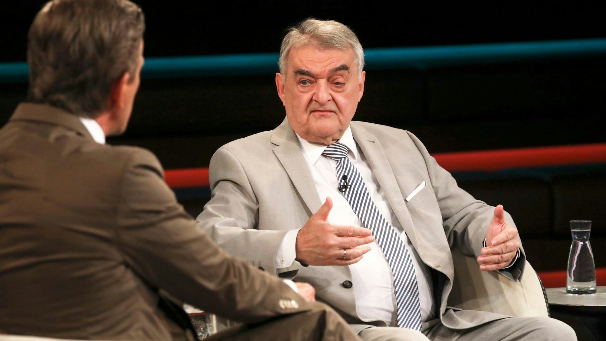 Bei „Markus Lanz“ (links) sprach NRW-Innenminister Herbert Reul (CDU) am Donnerstagabend (14. Juli 2022) ein Jahr nach der Flutkatastrophe über mögliche Fehler.