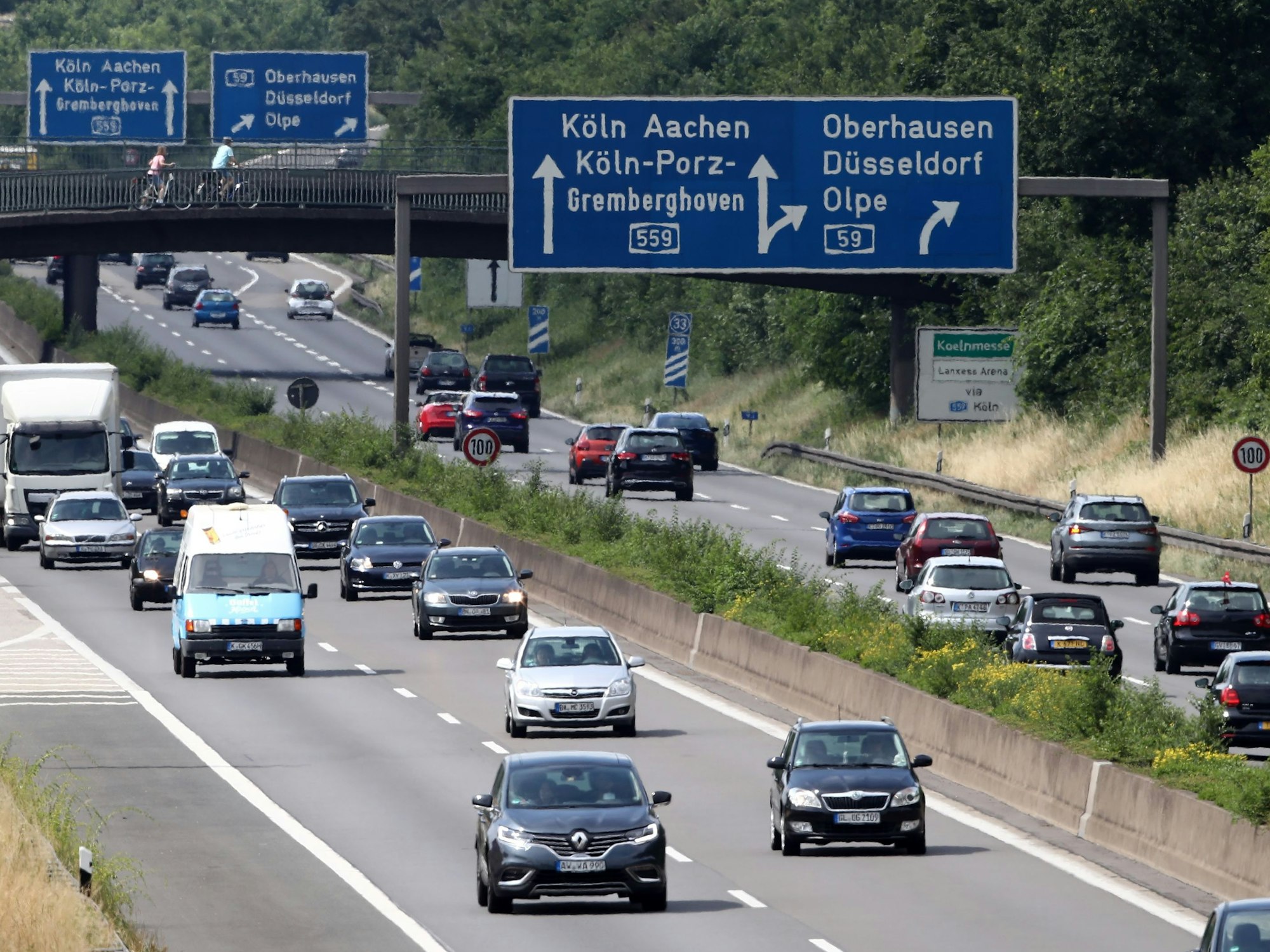 Autos fahren über die A559 bei Köln.