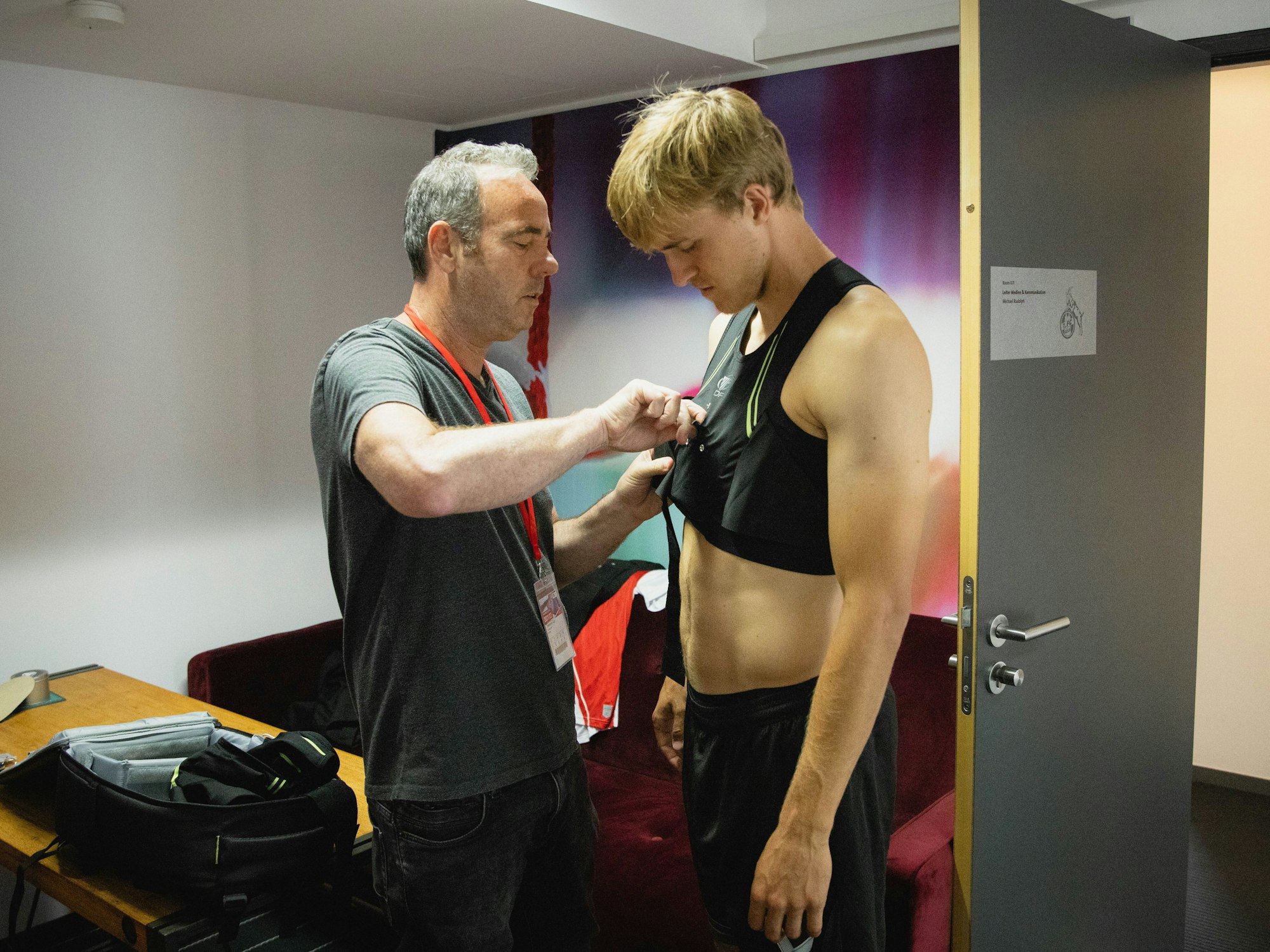 Timo Hübers probiert am Freitag (15. Juli 2022) die Bodycam fürs Mailand-Testspiel.