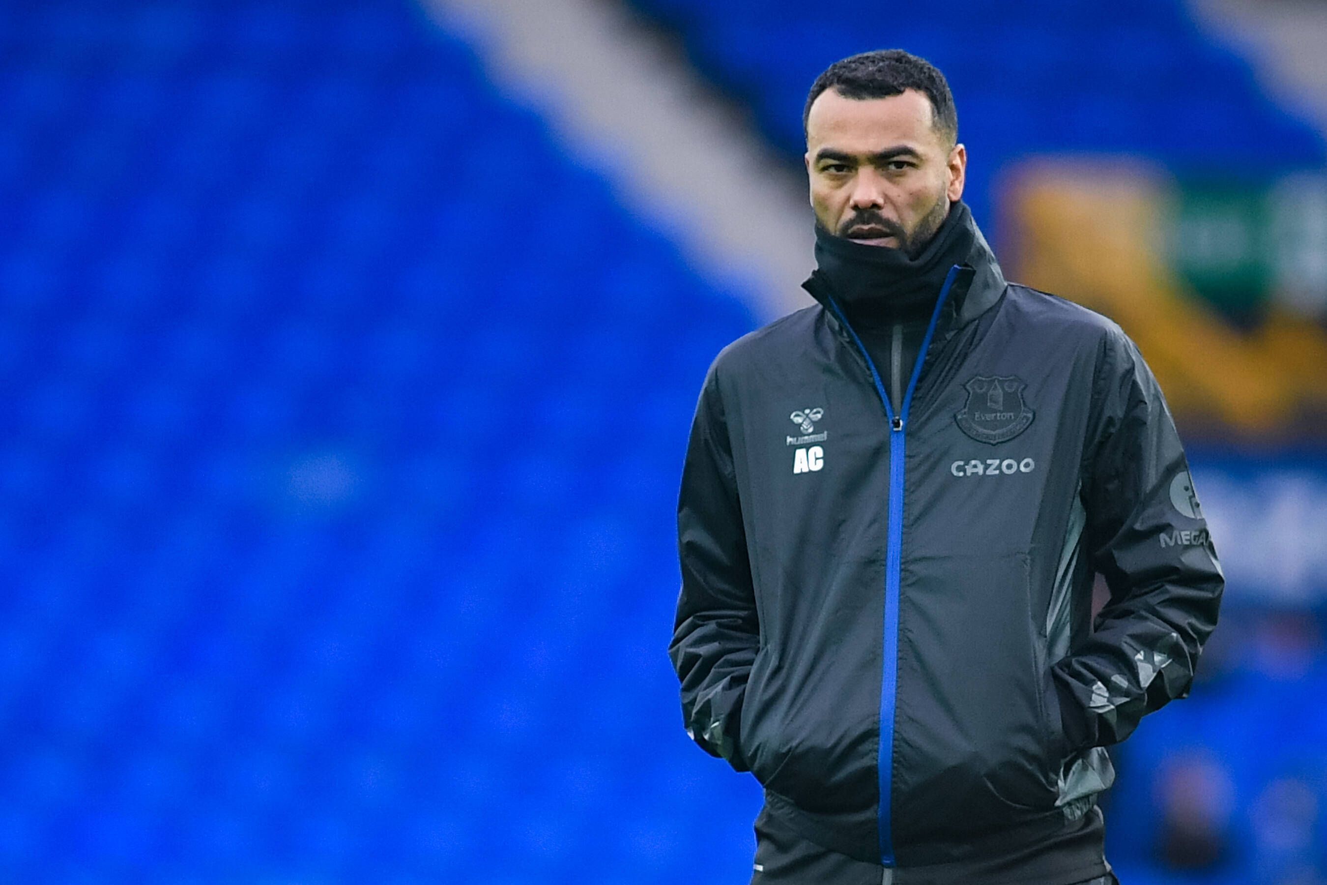 Ashley Cole schaut fokussiert vor der Partie gegen den FC Brentford.